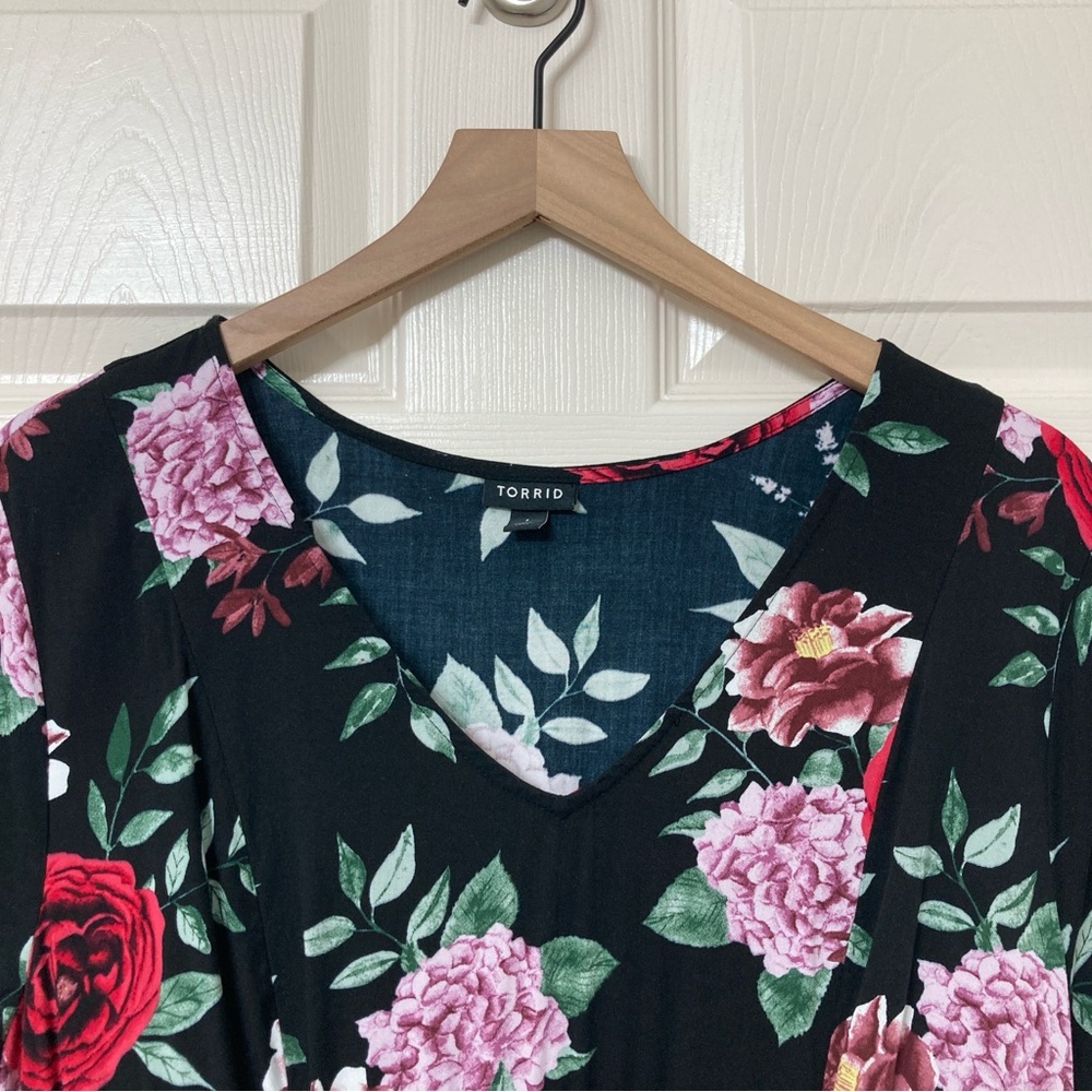 Torrid Black Floral V Neck Jersey Knit Short Sleeve Shirt Size 1X Whimsigoth - Picture 3 of 9